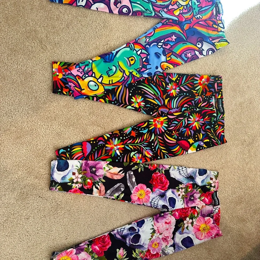 Gearbunch Small Bright Floral Print Capri Leggings - Picture 2 of 3